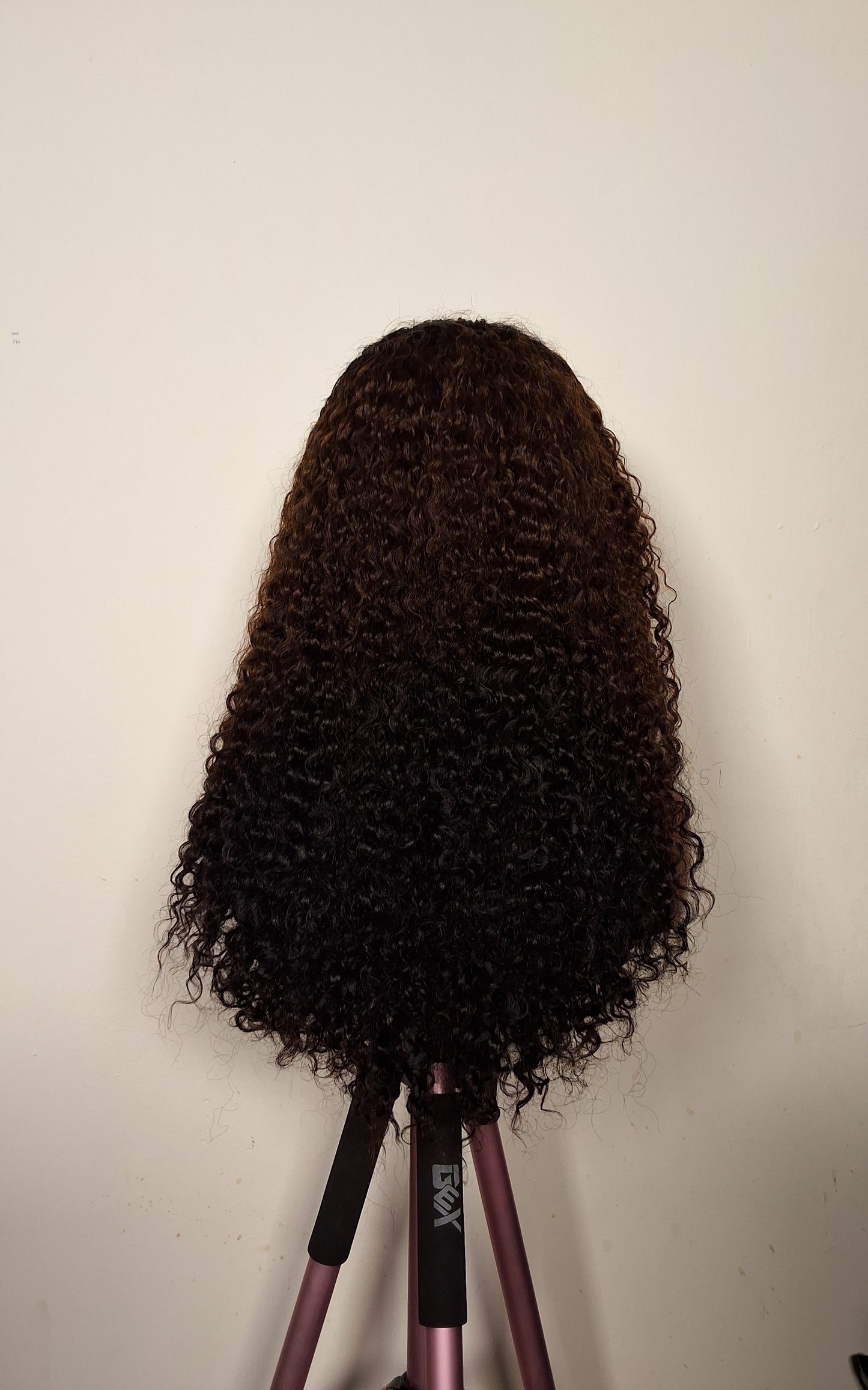 22 inches Sdd Burmese curls. 3 tone colour. 5by5 glueless closure