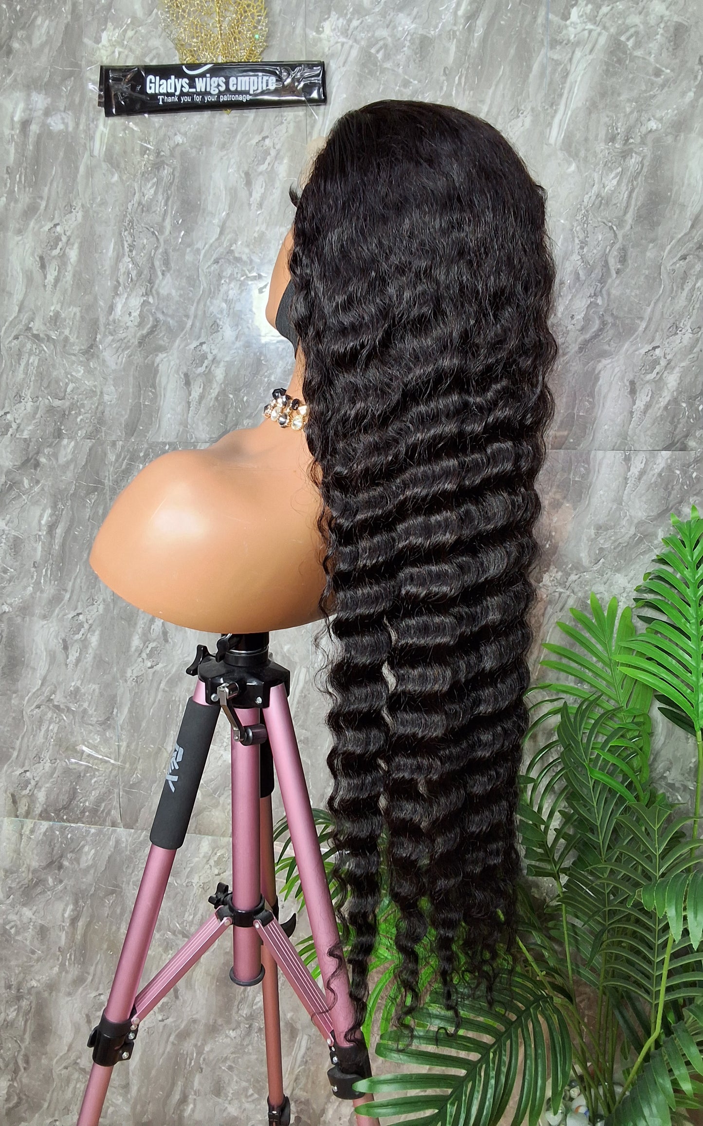 Sdd deep wave. 34 inches  paired with 5x5 closure.  Natural colour