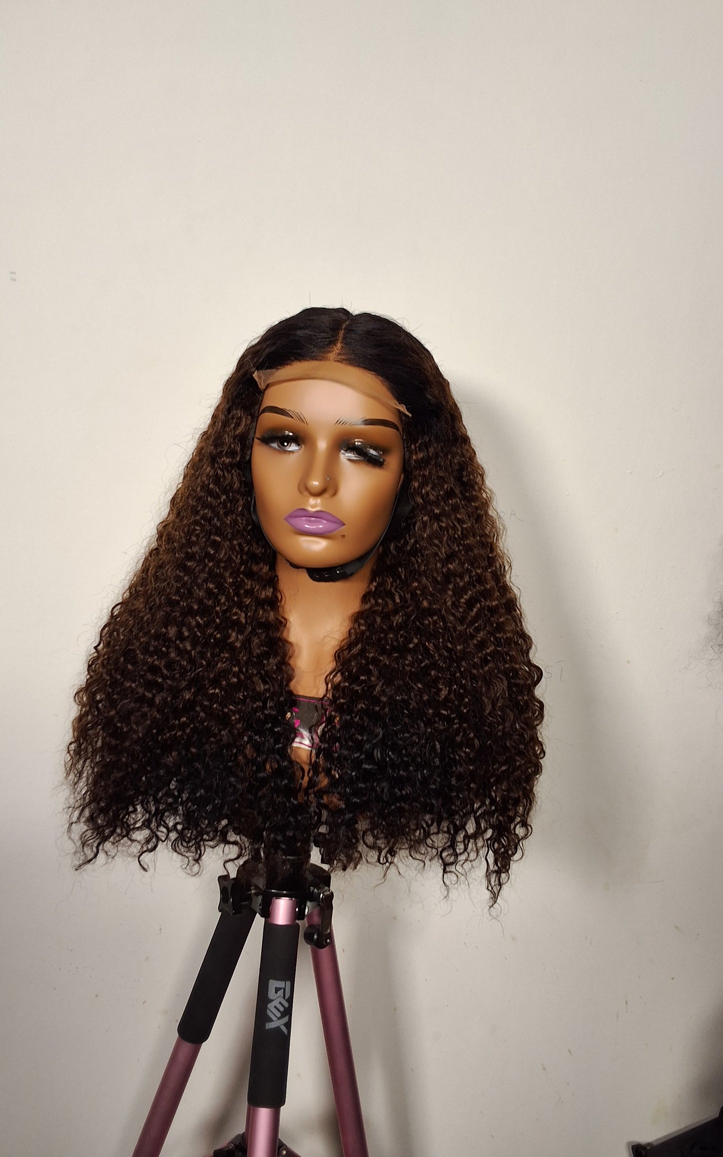 22 inches Sdd Burmese curls.  3 tone colour. 5by5 glueless closure
