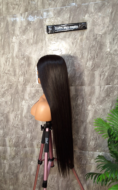 Sdd Vietnam bonestraight, 30 inches ,300gram paired with 5x5 closure.  Natural colour